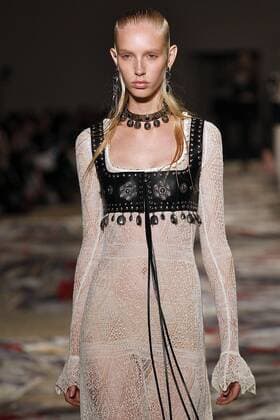 Paris Fashion Week - Alexander McQueen Modenschau 212130 Marineau Starface 2016-10-03 Paris France Paris Fashion week. Pret-a-porter printemps-ete 2017. Defile Alexander McQueen. Alexander McQueen, spring-summer 2017 Paris, France Paris Fashion week. Ready-to-wear spring-summer 2017 Defile Alexander McQueen. Editorial Use Only _sans_perso  Copyright: xMarineaux STAR_212130_002