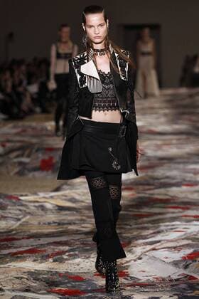Paris Fashion Week - Alexander McQueen Modenschau 212130 Marineau Starface 2016-10-03 Paris France Paris Fashion week. Pret-a-porter printemps-ete 2017. Defile Alexander McQueen. Alexander McQueen, spring-summer 2017 Paris, France Paris Fashion week. Ready-to-wear spring-summer 2017 Defile Alexander McQueen. Editorial Use Only _sans_perso  Copyright: xMarineaux STAR_212130_005