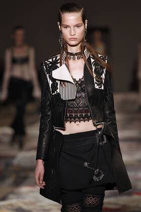 Paris Fashion Week - Alexander McQueen Modenschau 212130 Marineau Starface 2016-10-03 Paris France Paris Fashion week. Pret-a-porter printemps-ete 2017. Defile Alexander McQueen. Alexander McQueen, spring-summer 2017 Paris, France Paris Fashion week. Ready-to-wear spring-summer 2017 Defile Alexander McQueen. Editorial Use Only _sans_perso  Copyright: xMarineaux STAR_212130_006