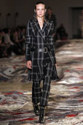 Paris Fashion Week - Alexander McQueen Modenschau 212130 Marineau Starface 2016-10-03 Paris France Paris Fashion week. Pret-a-porter printemps-ete 2017. Defile Alexander McQueen. Alexander McQueen, spring-summer 2017 Paris, France Paris Fashion week. Ready-to-wear spring-summer 2017 Defile Alexander McQueen. Editorial Use Only _sans_perso  Copyright: xMarineaux STAR_212130_012