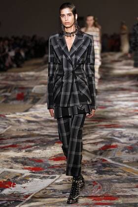 Paris Fashion Week - Alexander McQueen Modenschau 212130 Marineau Starface 2016-10-03 Paris France Paris Fashion week. Pret-a-porter printemps-ete 2017. Defile Alexander McQueen. Alexander McQueen, spring-summer 2017 Paris, France Paris Fashion week. Ready-to-wear spring-summer 2017 Defile Alexander McQueen. Editorial Use Only _sans_perso  Copyright: xMarineaux STAR_212130_013
