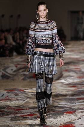 Paris Fashion Week - Alexander McQueen Modenschau 212130 Marineau Starface 2016-10-03 Paris France Paris Fashion week. Pret-a-porter printemps-ete 2017. Defile Alexander McQueen. Alexander McQueen, spring-summer 2017 Paris, France Paris Fashion week. Ready-to-wear spring-summer 2017 Defile Alexander McQueen. Editorial Use Only _sans_perso  Copyright: xMarineaux STAR_212130_018