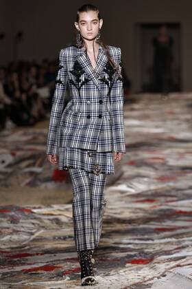 Paris Fashion Week - Alexander McQueen Modenschau 212130 Marineau Starface 2016-10-03 Paris France Paris Fashion week. Pret-a-porter printemps-ete 2017. Defile Alexander McQueen. Alexander McQueen, spring-summer 2017 Paris, France Paris Fashion week. Ready-to-wear spring-summer 2017 Defile Alexander McQueen. Editorial Use Only _sans_perso  Copyright: xMarineaux STAR_212130_020