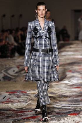 Paris Fashion Week - Alexander McQueen Modenschau 212130 Marineau Starface 2016-10-03 Paris France Paris Fashion week. Pret-a-porter printemps-ete 2017. Defile Alexander McQueen. Alexander McQueen, spring-summer 2017 Paris, France Paris Fashion week. Ready-to-wear spring-summer 2017 Defile Alexander McQueen. Editorial Use Only _sans_perso  Copyright: xMarineaux STAR_212130_021