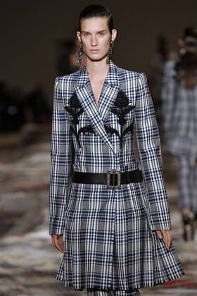 Paris Fashion Week - Alexander McQueen Modenschau 212130 Marineau Starface 2016-10-03 Paris France Paris Fashion week. Pret-a-porter printemps-ete 2017. Defile Alexander McQueen. Alexander McQueen, spring-summer 2017 Paris, France Paris Fashion week. Ready-to-wear spring-summer 2017 Defile Alexander McQueen. Editorial Use Only _sans_perso  Copyright: xMarineaux STAR_212130_022