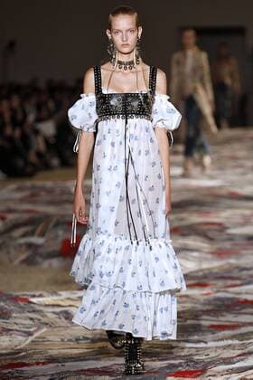 Paris Fashion Week - Alexander McQueen Modenschau 212130 Marineau Starface 2016-10-03 Paris France Paris Fashion week. Pret-a-porter printemps-ete 2017. Defile Alexander McQueen. Alexander McQueen, spring-summer 2017 Paris, France Paris Fashion week. Ready-to-wear spring-summer 2017 Defile Alexander McQueen. Editorial Use Only _sans_perso  Copyright: xMarineaux STAR_212130_025