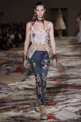 Paris Fashion Week - Alexander McQueen Modenschau 212130 Marineau Starface 2016-10-03 Paris France Paris Fashion week. Pret-a-porter printemps-ete 2017. Defile Alexander McQueen. Alexander McQueen, spring-summer 2017 Paris, France Paris Fashion week. Ready-to-wear spring-summer 2017 Defile Alexander McQueen. Editorial Use Only _sans_perso  Copyright: xMarineaux STAR_212130_028