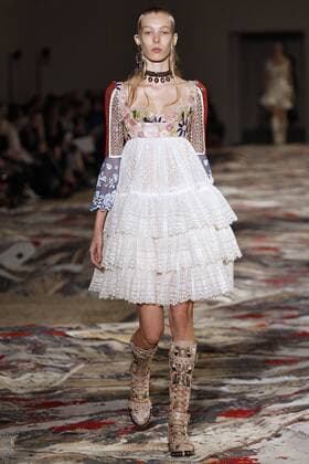 Paris Fashion Week - Alexander McQueen Modenschau 212130 Marineau Starface 2016-10-03 Paris France Paris Fashion week. Pret-a-porter printemps-ete 2017. Defile Alexander McQueen. Alexander McQueen, spring-summer 2017 Paris, France Paris Fashion week. Ready-to-wear spring-summer 2017 Defile Alexander McQueen. Editorial Use Only _sans_perso  Copyright: xMarineaux STAR_212130_030