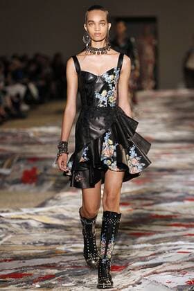 Paris Fashion Week - Alexander McQueen Modenschau 212130 Marineau Starface 2016-10-03 Paris France Paris Fashion week. Pret-a-porter printemps-ete 2017. Defile Alexander McQueen. Alexander McQueen, spring-summer 2017 Paris, France Paris Fashion week. Ready-to-wear spring-summer 2017 Defile Alexander McQueen. Editorial Use Only _sans_perso  Copyright: xMarineaux STAR_212130_034