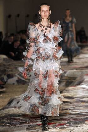 Paris Fashion Week - Alexander McQueen Modenschau 212130 Marineau Starface 2016-10-03 Paris France Paris Fashion week. Pret-a-porter printemps-ete 2017. Defile Alexander McQueen. Alexander McQueen, spring-summer 2017 Paris, France Paris Fashion week. Ready-to-wear spring-summer 2017 Defile Alexander McQueen. Editorial Use Only _sans_perso  Copyright: xMarineaux STAR_212130_038