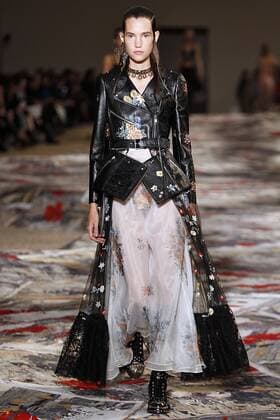Paris Fashion Week - Alexander McQueen Modenschau 212130 Marineau Starface 2016-10-03 Paris France Paris Fashion week. Pret-a-porter printemps-ete 2017. Defile Alexander McQueen. Alexander McQueen, spring-summer 2017 Paris, France Paris Fashion week. Ready-to-wear spring-summer 2017 Defile Alexander McQueen. Editorial Use Only _sans_perso  Copyright: xMarineaux STAR_212130_041