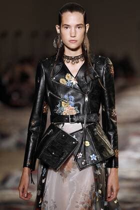 Paris Fashion Week - Alexander McQueen Modenschau 212130 Marineau Starface 2016-10-03 Paris France Paris Fashion week. Pret-a-porter printemps-ete 2017. Defile Alexander McQueen. Alexander McQueen, spring-summer 2017 Paris, France Paris Fashion week. Ready-to-wear spring-summer 2017 Defile Alexander McQueen. Editorial Use Only _sans_perso  Copyright: xMarineaux STAR_212130_042