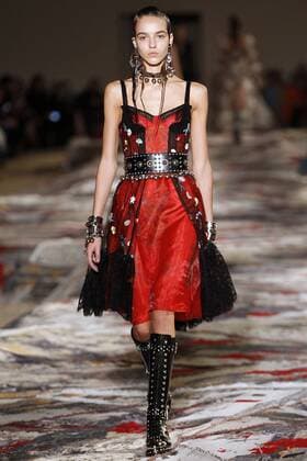 Paris Fashion Week - Alexander McQueen Modenschau 212130 Marineau Starface 2016-10-03 Paris France Paris Fashion week. Pret-a-porter printemps-ete 2017. Defile Alexander McQueen. Alexander McQueen, spring-summer 2017 Paris, France Paris Fashion week. Ready-to-wear spring-summer 2017 Defile Alexander McQueen. Editorial Use Only _sans_perso  Copyright: xMarineaux STAR_212130_043