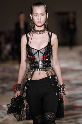 Paris Fashion Week - Alexander McQueen Modenschau 212130 Marineau Starface 2016-10-03 Paris France Paris Fashion week. Pret-a-porter printemps-ete 2017. Defile Alexander McQueen. Alexander McQueen, spring-summer 2017 Paris, France Paris Fashion week. Ready-to-wear spring-summer 2017 Defile Alexander McQueen. Editorial Use Only _sans_perso  Copyright: xMarineaux STAR_212130_045