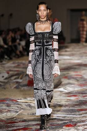 Paris Fashion Week - Alexander McQueen Modenschau 212130 Marineau Starface 2016-10-03 Paris France Paris Fashion week. Pret-a-porter printemps-ete 2017. Defile Alexander McQueen. Alexander McQueen, spring-summer 2017 Paris, France Paris Fashion week. Ready-to-wear spring-summer 2017 Defile Alexander McQueen. Editorial Use Only _sans_perso  Copyright: xMarineaux STAR_212130_049