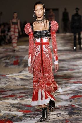 Paris Fashion Week - Alexander McQueen Modenschau 212130 Marineau Starface 2016-10-03 Paris France Paris Fashion week. Pret-a-porter printemps-ete 2017. Defile Alexander McQueen. Alexander McQueen, spring-summer 2017 Paris, France Paris Fashion week. Ready-to-wear spring-summer 2017 Defile Alexander McQueen. Editorial Use Only _sans_perso  Copyright: xMarineaux STAR_212130_050