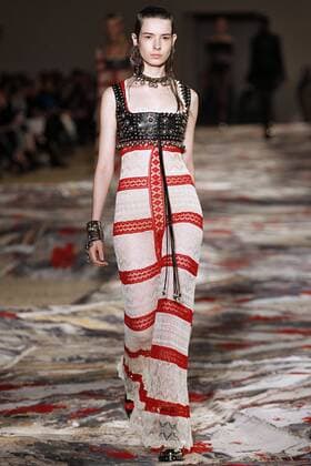 Paris Fashion Week - Alexander McQueen Modenschau 212130 Marineau Starface 2016-10-03 Paris France Paris Fashion week. Pret-a-porter printemps-ete 2017. Defile Alexander McQueen. Alexander McQueen, spring-summer 2017 Paris, France Paris Fashion week. Ready-to-wear spring-summer 2017 Defile Alexander McQueen. Editorial Use Only _sans_perso  Copyright: xMarineaux STAR_212130_052