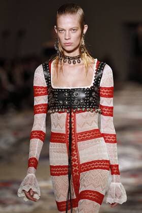 Paris Fashion Week - Alexander McQueen Modenschau 212130 Marineau Starface 2016-10-03 Paris France Paris Fashion week. Pret-a-porter printemps-ete 2017. Defile Alexander McQueen. Alexander McQueen, spring-summer 2017 Paris, France Paris Fashion week. Ready-to-wear spring-summer 2017 Defile Alexander McQueen. Editorial Use Only _sans_perso  Copyright: xMarineaux STAR_212130_054