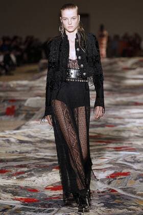 Paris Fashion Week - Alexander McQueen Modenschau 212130 Marineau Starface 2016-10-03 Paris France Paris Fashion week. Pret-a-porter printemps-ete 2017. Defile Alexander McQueen. Alexander McQueen, spring-summer 2017 Paris, France Paris Fashion week. Ready-to-wear spring-summer 2017 Defile Alexander McQueen. Editorial Use Only _sans_perso  Copyright: xMarineaux STAR_212130_057