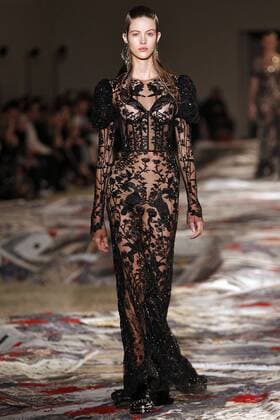 Paris Fashion Week - Alexander McQueen Modenschau 212130 Marineau Starface 2016-10-03 Paris France Paris Fashion week. Pret-a-porter printemps-ete 2017. Defile Alexander McQueen. Alexander McQueen, spring-summer 2017 Paris, France Paris Fashion week. Ready-to-wear spring-summer 2017 Defile Alexander McQueen. Editorial Use Only _sans_perso  Copyright: xMarineaux STAR_212130_062