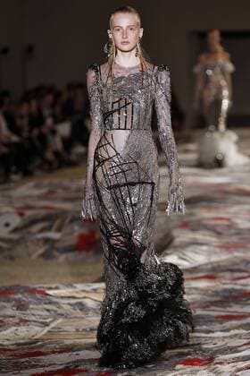 Paris Fashion Week - Alexander McQueen Modenschau 212130 Marineau Starface 2016-10-03 Paris France Paris Fashion week. Pret-a-porter printemps-ete 2017. Defile Alexander McQueen. Alexander McQueen, spring-summer 2017 Paris, France Paris Fashion week. Ready-to-wear spring-summer 2017 Defile Alexander McQueen. Editorial Use Only _sans_perso  Copyright: xMarineaux STAR_212130_065