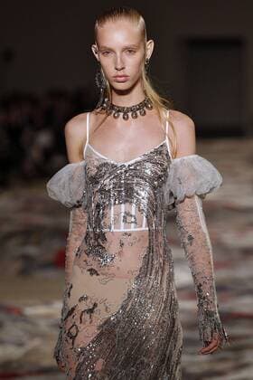 Paris Fashion Week - Alexander McQueen Modenschau 212130 Marineau Starface 2016-10-03 Paris France Paris Fashion week. Pret-a-porter printemps-ete 2017. Defile Alexander McQueen. Alexander McQueen, spring-summer 2017 Paris, France Paris Fashion week. Ready-to-wear spring-summer 2017 Defile Alexander McQueen. Editorial Use Only _sans_perso  Copyright: xMarineaux STAR_212130_068