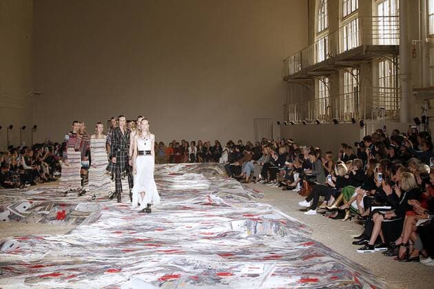 Paris Fashion Week - Alexander McQueen Modenschau 212130 Marineau Starface 2016-10-03 Paris France Paris Fashion week. Pret-a-porter printemps-ete 2017. Defile Alexander McQueen. Alexander McQueen, spring-summer 2017 Paris, France Paris Fashion week. Ready-to-wear spring-summer 2017 Defile Alexander McQueen. Editorial Use Only _sans_perso  Copyright: xMarineaux STAR_212130_070