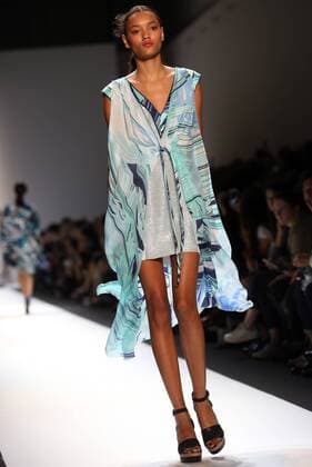 A model takes to the catwalk during the presentation of Leonard s show as part of the Spring-Summer 2017 Paris Fashion Week on October 3, 2016.  PAR20161003109 MAYAxVIDON-WHITE