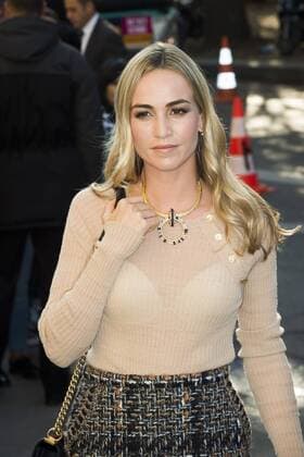 Carmen Jorda CELEBRITIES : arrivals Chanel - Paris - 04 10 2016 JBAutissier Panoramic 