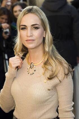 Carmen Jorda CELEBRITIES : arrivals Chanel - Paris - 04 10 2016 JBAutissier Panoramic 