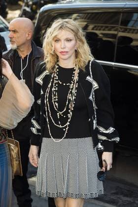 Courtney Love CELEBRITIES : arrivals Chanel - Paris - 04 10 2016 JBAutissier Panoramic 