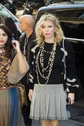 Courtney Love CELEBRITIES : arrivals Chanel - Paris - 04 10 2016 JBAutissier Panoramic 