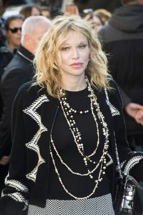 Courtney Love CELEBRITIES : arrivals Chanel - Paris - 04 10 2016 JBAutissier Panoramic 
