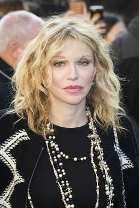 Courtney Love CELEBRITIES : arrivals Chanel - Paris - 04 10 2016 JBAutissier Panoramic 