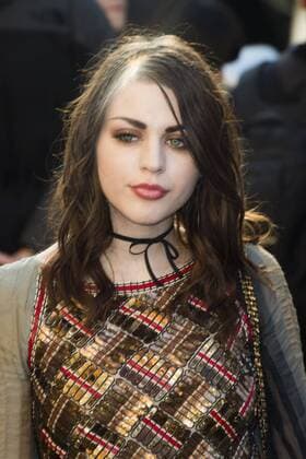 Frances Bean Cobain CELEBRITIES : arrivals Chanel - Paris - 04 10 2016 JBAutissier Panoramic 