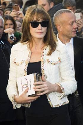 Carla Bruni Sarkozy CELEBRITIES : arrivals Chanel - Paris - 04 10 2016 JBAutissier Panoramic 