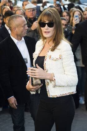 Carla Bruni Sarkozy CELEBRITIES : arrivals Chanel - Paris - 04 10 2016 JBAutissier Panoramic 