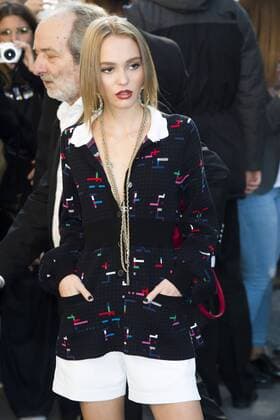 Lily Rose Depp CELEBRITIES : arrivals Chanel - Paris - 04 10 2016 JBAutissier Panoramic 