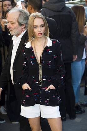 Lily Rose Depp CELEBRITIES : arrivals Chanel - Paris - 04 10 2016 JBAutissier Panoramic 
