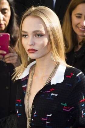 Lily Rose Depp CELEBRITIES : arrivals Chanel - Paris - 04 10 2016 JBAutissier Panoramic 