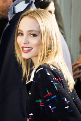 Lily Rose Depp CELEBRITIES : arrivals Chanel - Paris - 04 10 2016 JBAutissier Panoramic 