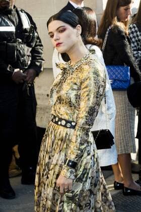 Stephanie Sokolinski Soko CELEBRITIES : arrivals Chanel - Paris - 04 10 2016 JBAutissier Panoramic 