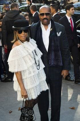 Marjorie Harvey and son mari Steve CELEBRITIES : arrivals Chanel - Paris - 04 10 2016 JBAutissier Panoramic 