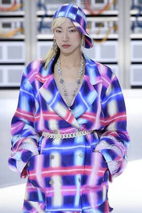 212146 Marineau Starface 2016-10-04 Paris France Paris Fashion week. Pret-a-porter printemps-ete 2017. Defile Chanel. Chanel, spring-summer 2017 Paris, France Paris Fashion week. Ready-to-wear spring-summer 2017 Defile Chanel Editorial Use Only _sans_perso  Copyright: xMarineaux STAR_212146_078