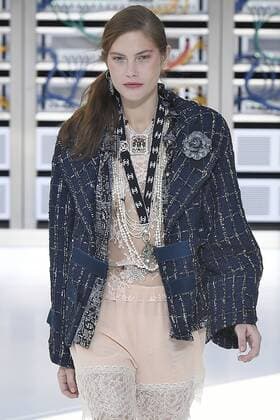 212146 Marineau Starface 2016-10-04 Paris France Paris Fashion week. Pret-a-porter printemps-ete 2017. Defile Chanel. Chanel, spring-summer 2017 Paris, France Paris Fashion week. Ready-to-wear spring-summer 2017 Defile Chanel Editorial Use Only _sans_perso  Copyright: xMarineaux STAR_212146_086