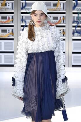 212146 Marineau Starface 2016-10-04 Paris France Paris Fashion week. Pret-a-porter printemps-ete 2017. Defile Chanel. Chanel, spring-summer 2017 Paris, France Paris Fashion week. Ready-to-wear spring-summer 2017 Defile Chanel Editorial Use Only _sans_perso  Copyright: xMarineaux STAR_212146_096