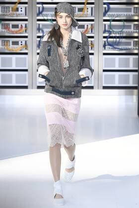 212146 Marineau Starface 2016-10-04 Paris France Paris Fashion week. Pret-a-porter printemps-ete 2017. Defile Chanel. Chanel, spring-summer 2017 Paris, France Paris Fashion week. Ready-to-wear spring-summer 2017 Defile Chanel Editorial Use Only _sans_perso  Copyright: xMarineaux STAR_212146_097