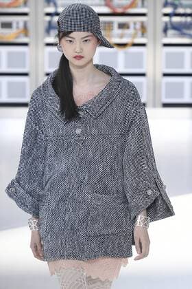 212146 Marineau Starface 2016-10-04 Paris France Paris Fashion week. Pret-a-porter printemps-ete 2017. Defile Chanel. Chanel, spring-summer 2017 Paris, France Paris Fashion week. Ready-to-wear spring-summer 2017 Defile Chanel Editorial Use Only _sans_perso  Copyright: xMarineaux STAR_212146_102