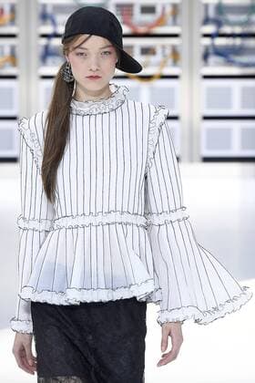212146 Marineau Starface 2016-10-04 Paris France Paris Fashion week. Pret-a-porter printemps-ete 2017. Defile Chanel. Chanel, spring-summer 2017 Paris, France Paris Fashion week. Ready-to-wear spring-summer 2017 Defile Chanel Editorial Use Only _sans_perso  Copyright: xMarineaux STAR_212146_106