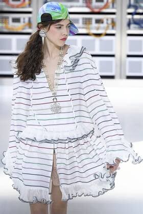 212146 Marineau Starface 2016-10-04 Paris France Paris Fashion week. Pret-a-porter printemps-ete 2017. Defile Chanel. Chanel, spring-summer 2017 Paris, France Paris Fashion week. Ready-to-wear spring-summer 2017 Defile Chanel Editorial Use Only _sans_perso  Copyright: xMarineaux STAR_212146_113
